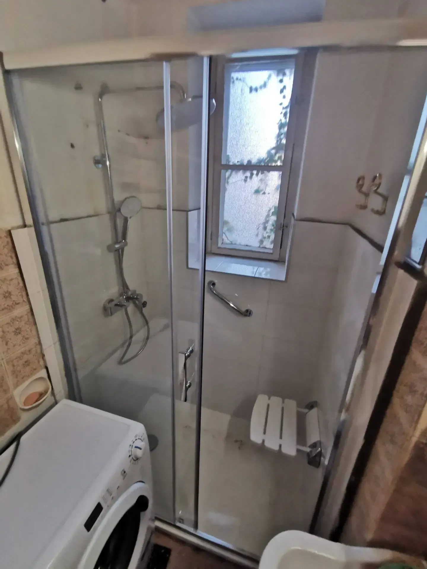 Detalj renovirane kupaonice — sanitarija i armature