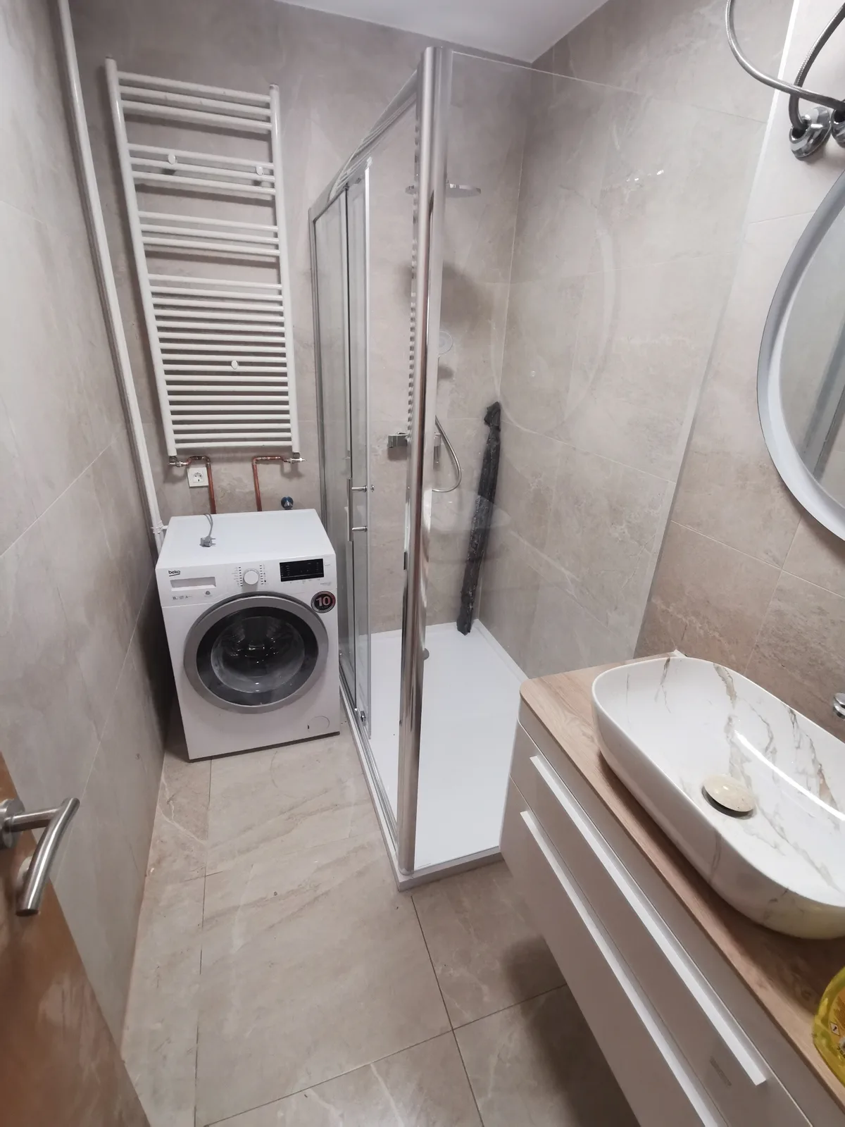 Adaptacija kupaonice na Folnegovićevom naselju u Zagrebu – velikoformatne pločice 60×60 i niska tuš kada bez praga · Vitus Gradnja