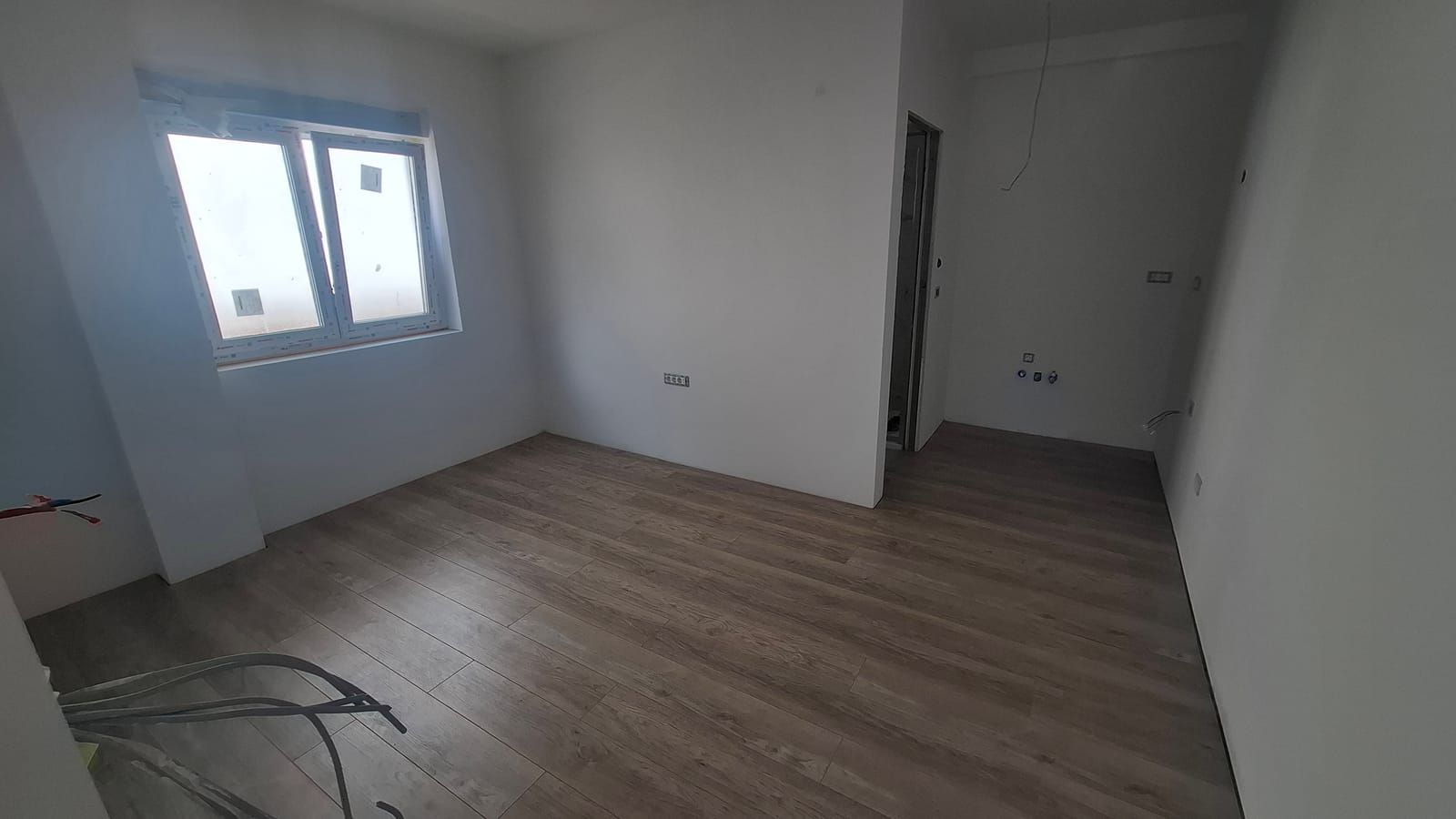 Dovršena soba s laminatom i obojanim zidovima nakon adaptacije stana u Jankomiru, Zagreb