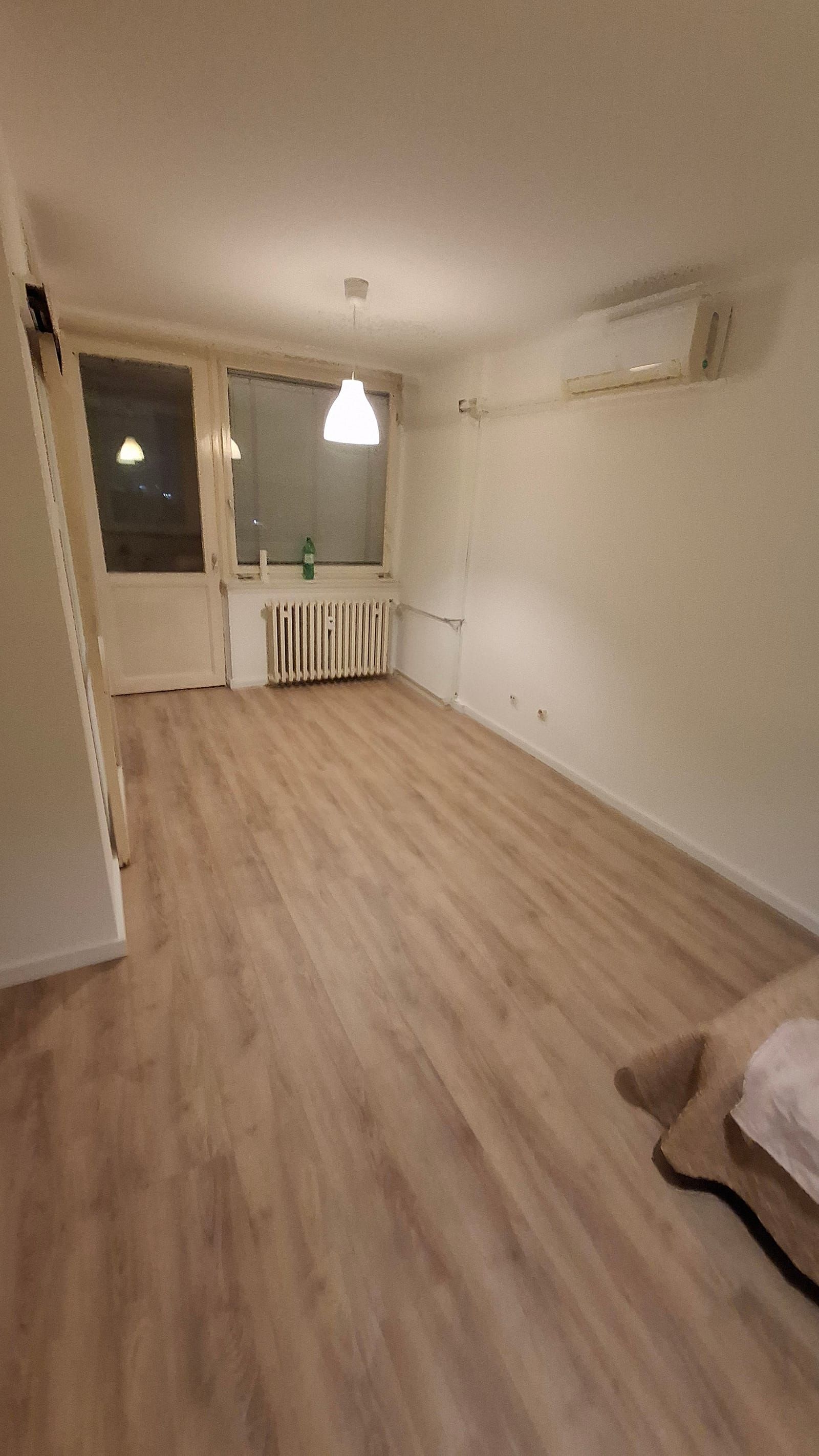 Adaptacija stana na Savici, Zagreb — spavaća soba s novim laminatom i obnovljenim zidovima