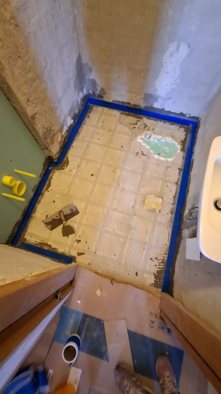Hidroizolacija poda kupaonice s brtvenom trakom u kutevima