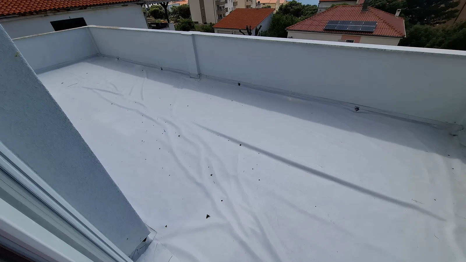Hidroizolacija ravnog krova Sikaplan G15 PVC membranom — dovršena terasa · Vitus Gradnja