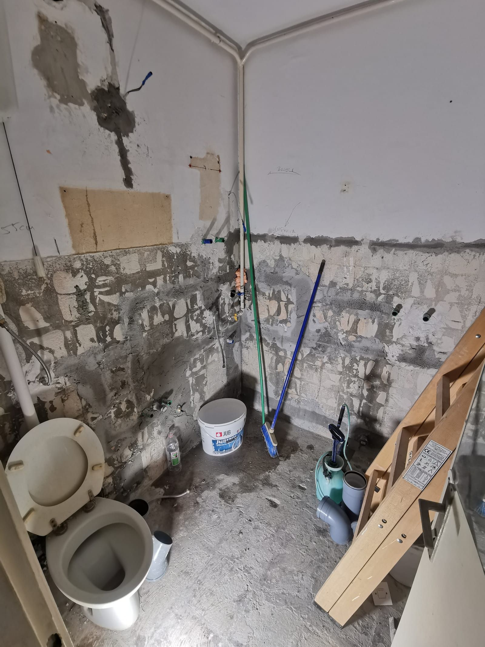 Demontaža i rušenje stare kupaonice tijekom adaptacije, Dubrava, Zagreb