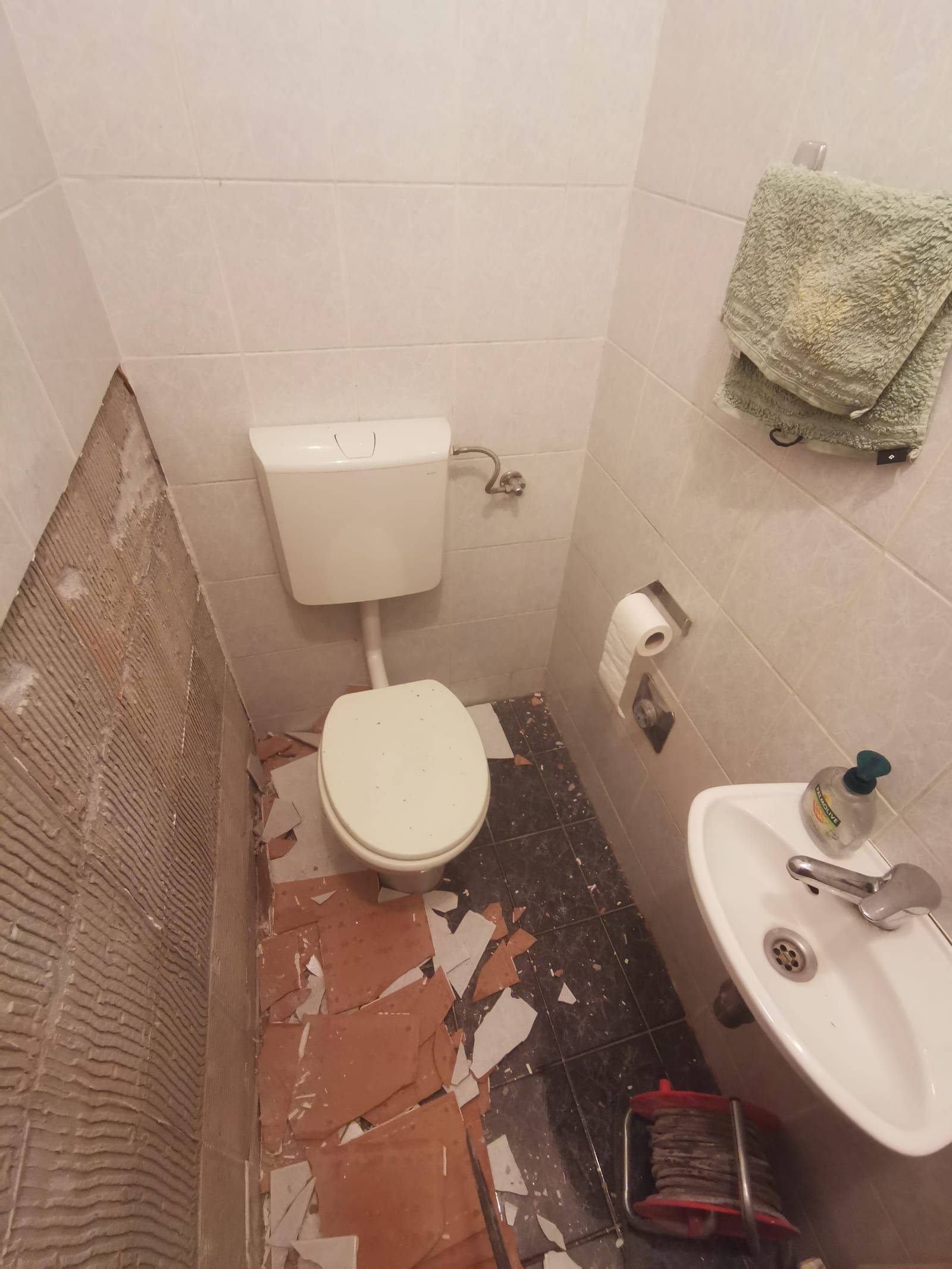 Demontaža pločica i WC školjke prije adaptacije, Trešnjevka, Zagreb
