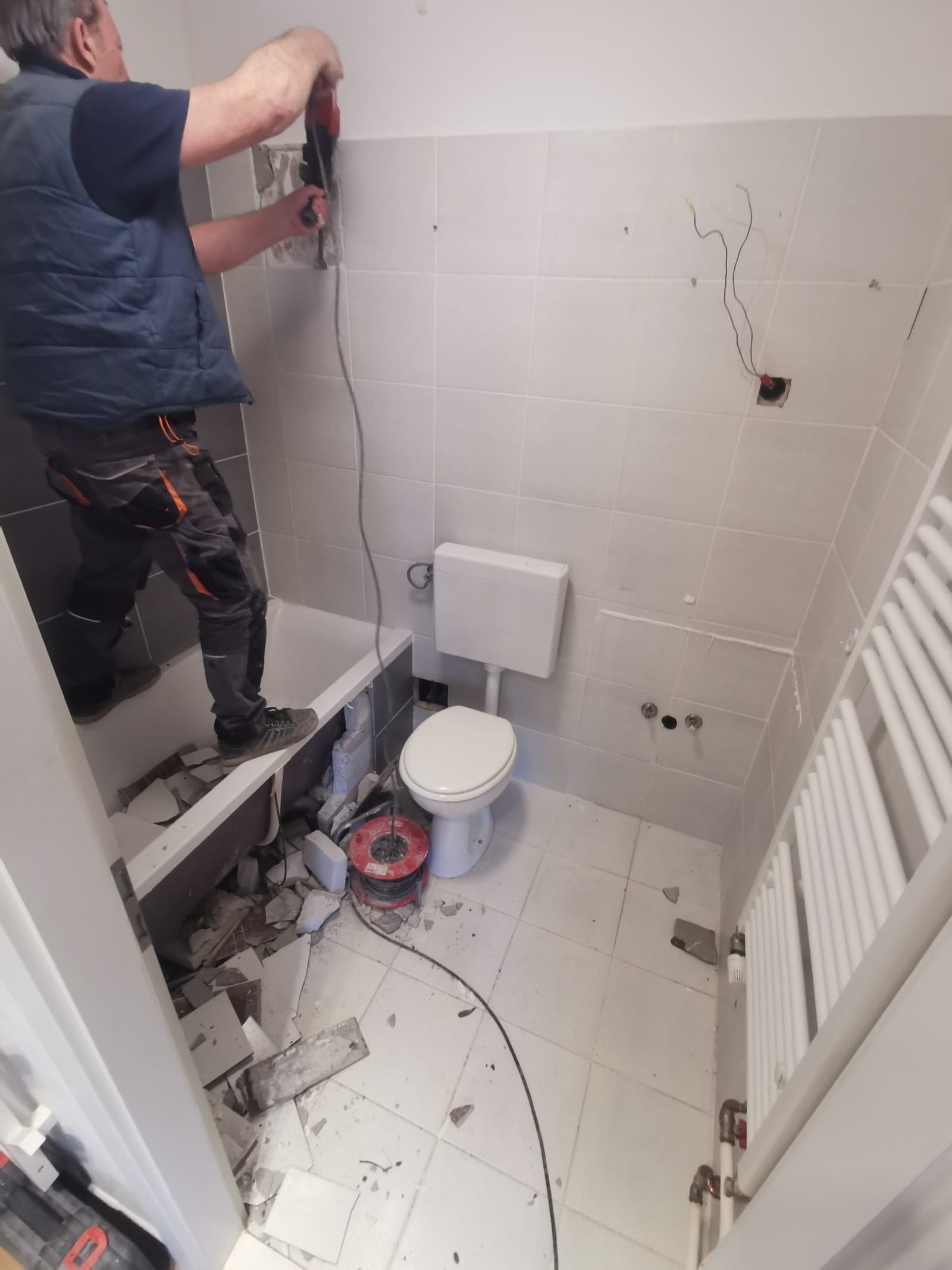 Majstor ruši stare zidne pločice tijekom adaptacije kupaonice, Samobor