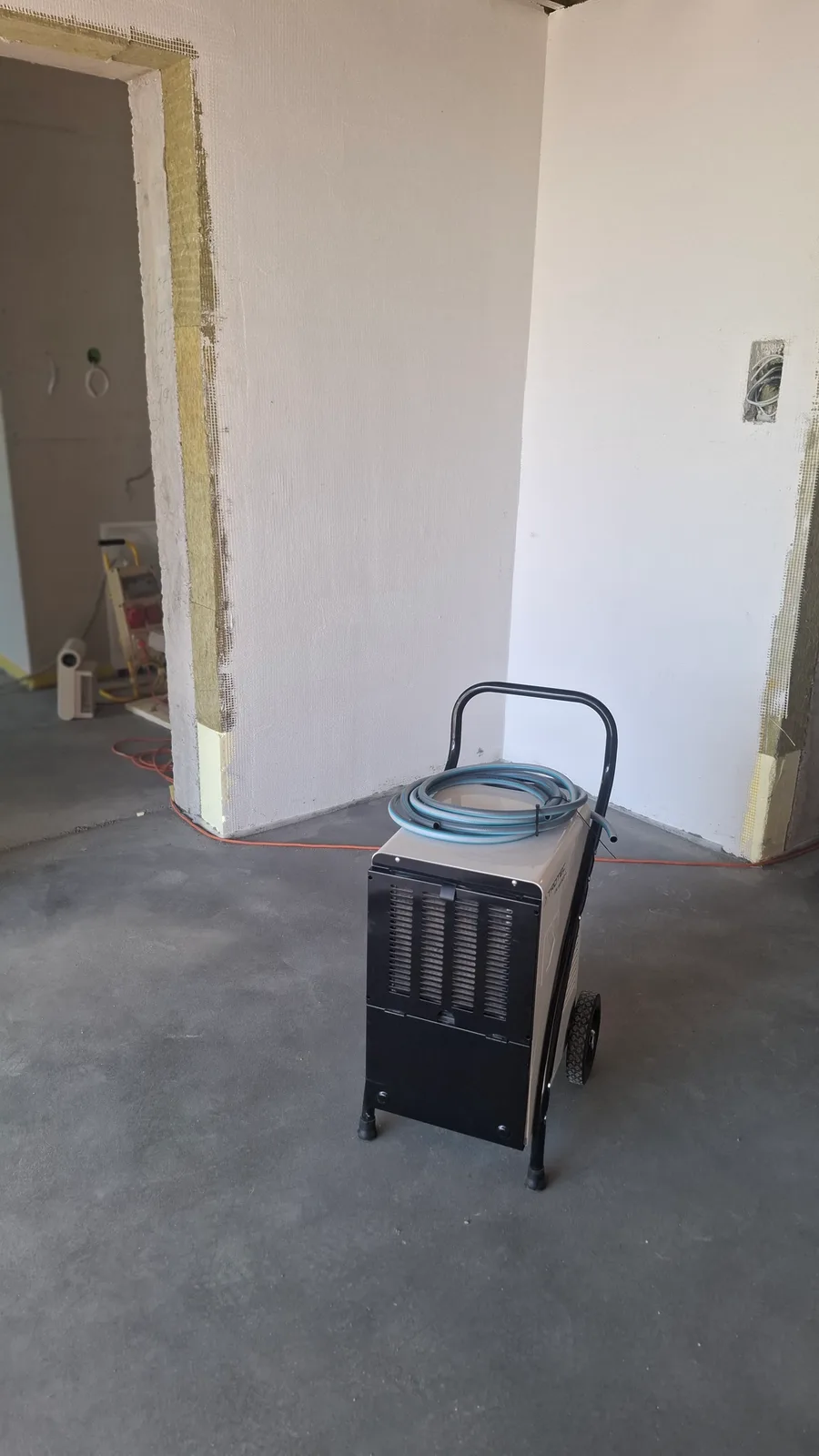 Profesionalni Trotec isušivač u sušenju stana nakon renovacije