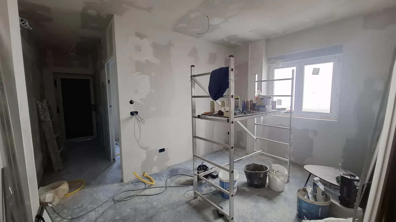 Aluminijska skela s radnom platformom u prostoriji u renovaciji