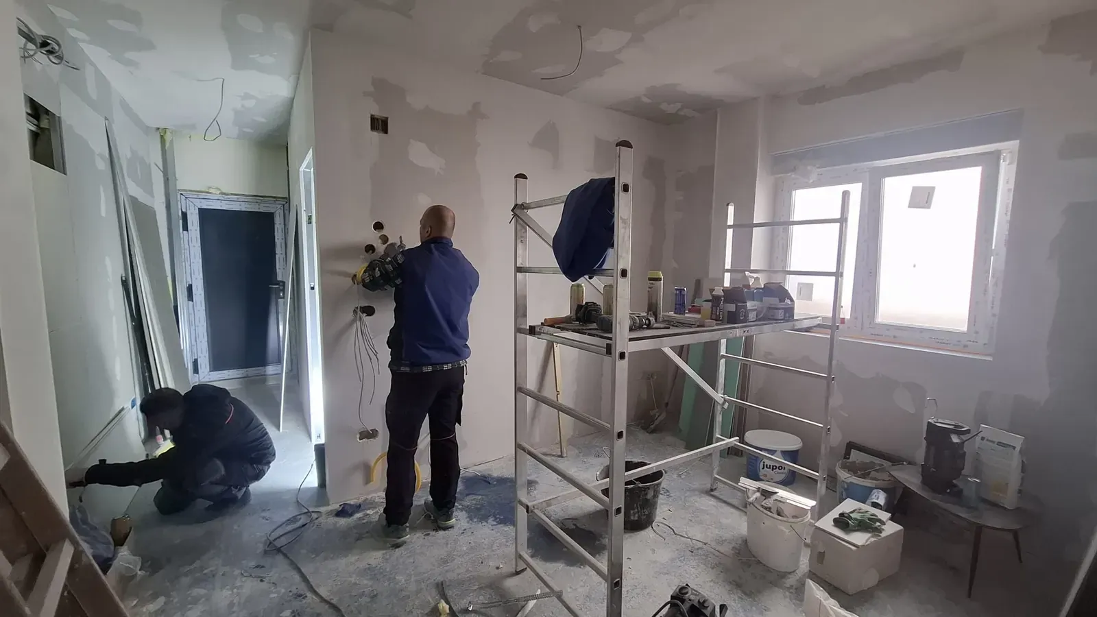 Radnici koriste pokretnu skelu tijekom instalaterskih radova — Zagreb