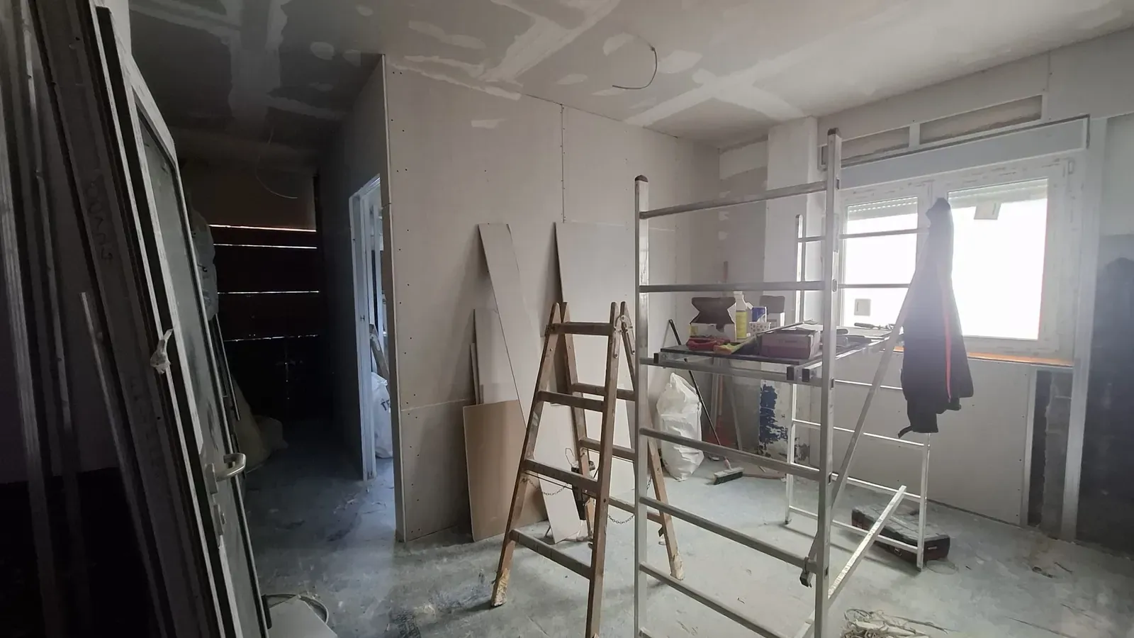 Skela postavljena uz prozor tijekom adaptacije stana
