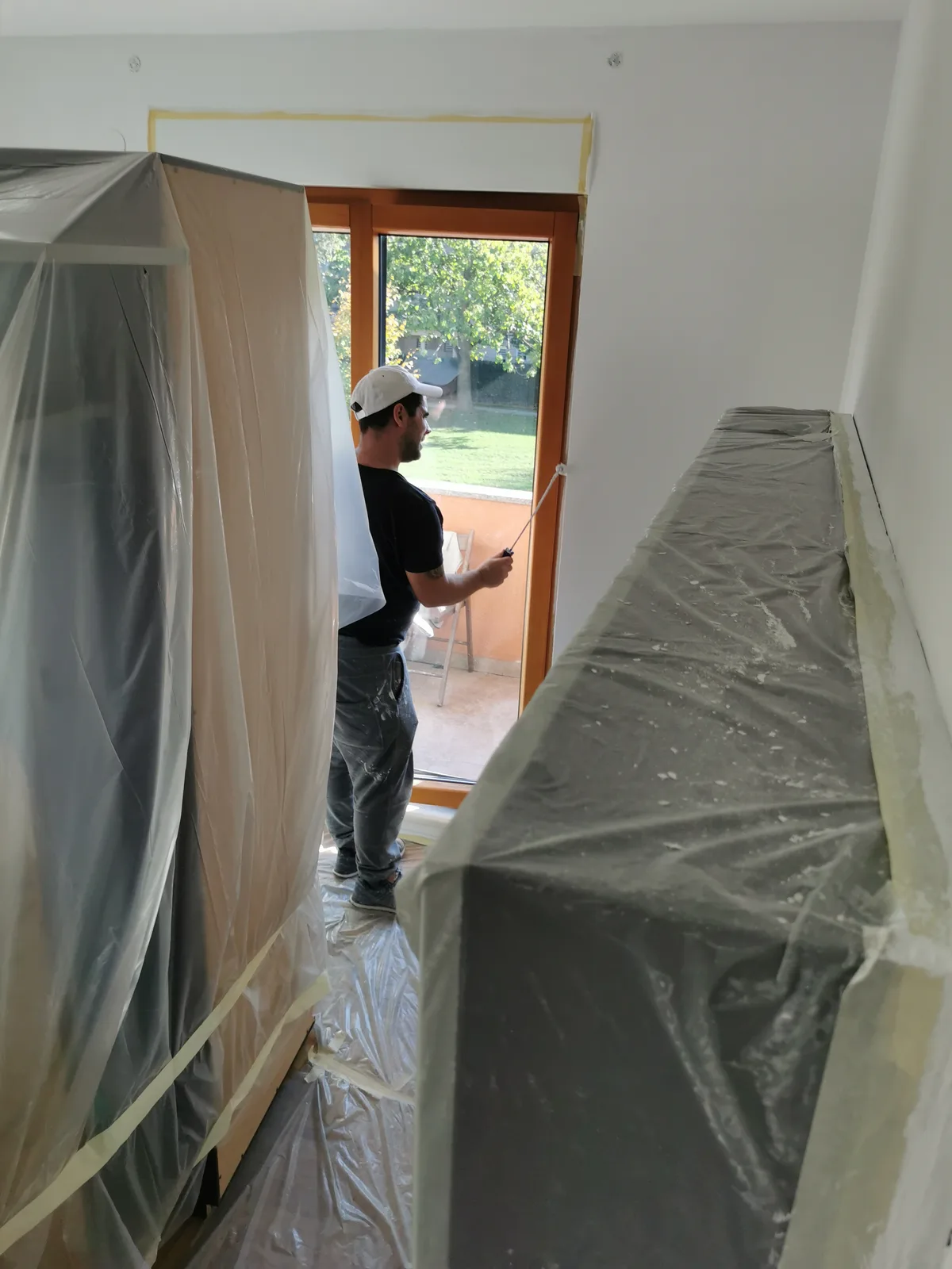 Zaštita namještaja i podova folijom tijekom farbanja stana — Trešnjevka Zagreb · Vitus Gradnja